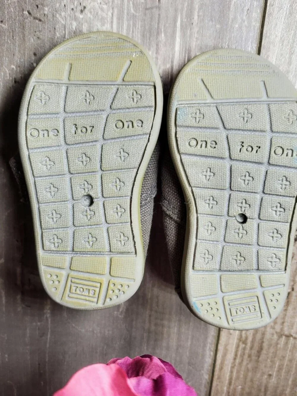 TOMS Size 2 Canvas Baby Shoes Ash Gray Beige NWOT